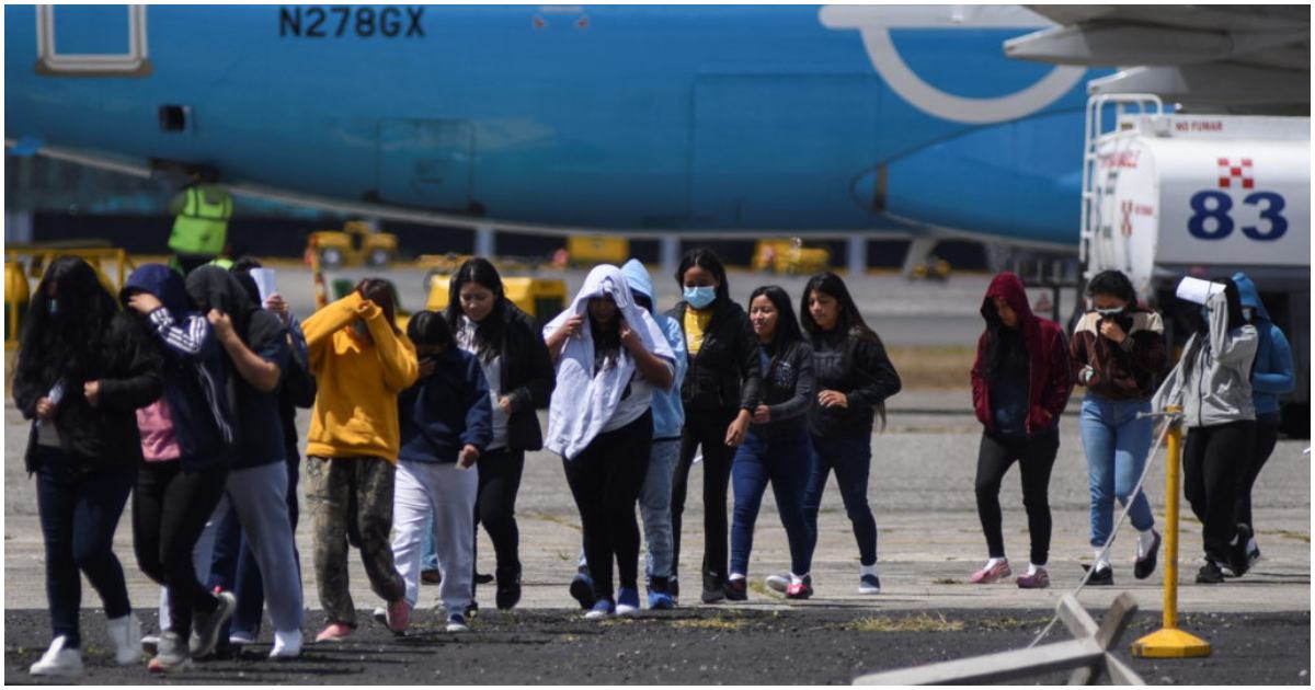 অ্যামেরিকা থেকে বিতাড়িত গুয়াতেমালার অভিবাসীদের একটি ফ্লাইট গত ১৮ ফেব্রুয়ারি গুয়াতেমালা সিটির লা অরোরা এয়ার বেইযে পৌঁছায়। ছবি: ক্রিস্টিনা চিকুইন/রয়টার্স